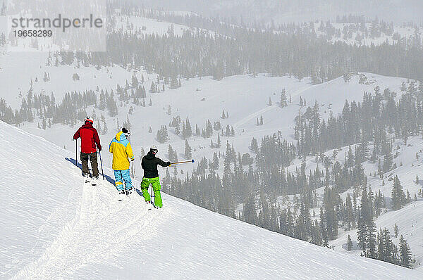 Drei Skifahrer zeigen ihren nächsten Schritt in einem Bergresort in der Nähe von South Lake Tahoe  Kalifornien.