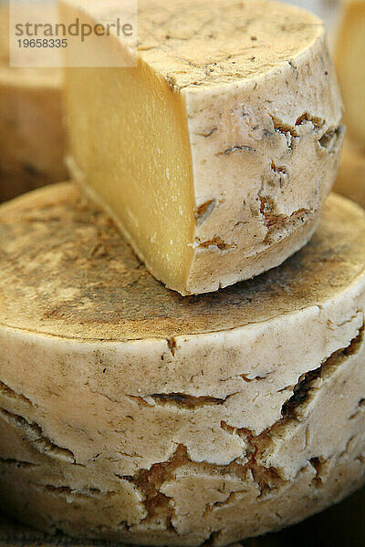 Käse wird auf einem Markt in der Provence  Frankreich  verkauft.