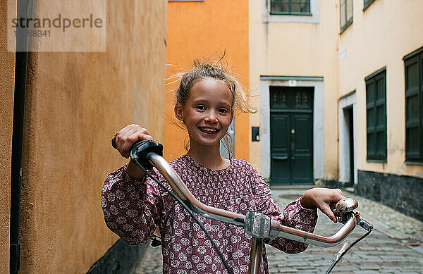 Kind hält ein Fahrrad in der Gamla Stan  Stockholm