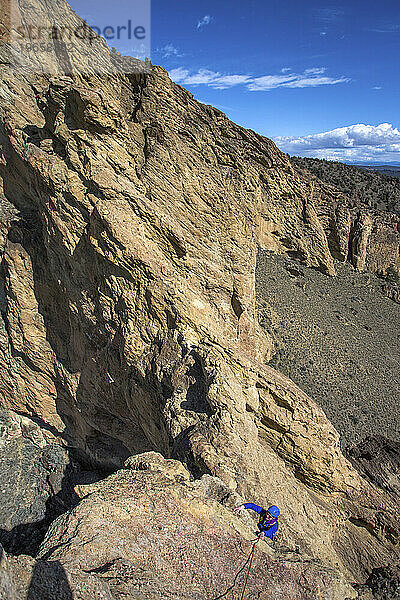 Klettererin bewältigt eine Klippe im Smith Rock State Park  Oregon  USA