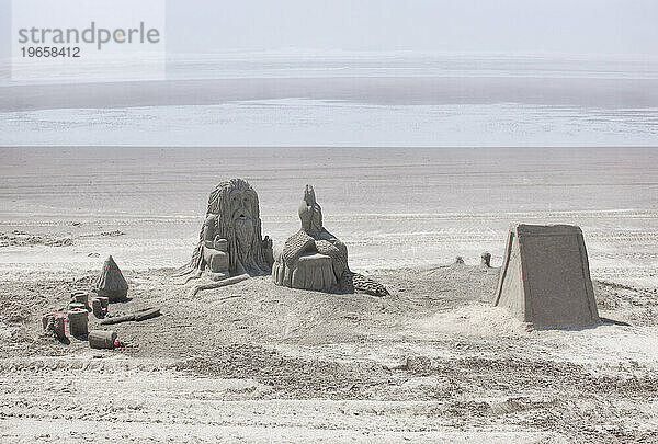 Sandburgen am Sandstrand  die auf die Kultur der amerikanischen Ureinwohner verweisen.