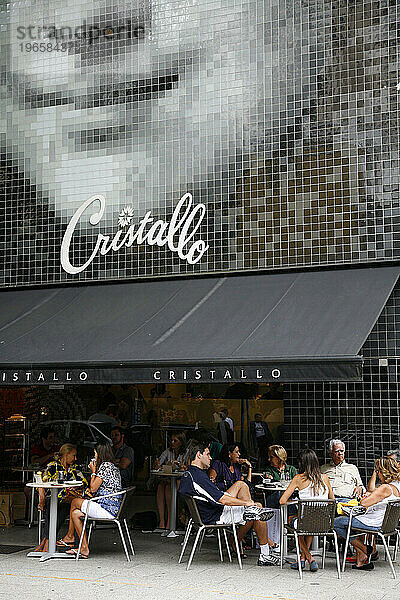 Menschen sitzen im Café Cristallo in der angesagten Straße Rua Oscar Freire im Jardins-Viertel  Sao Paulo  Brasilien.