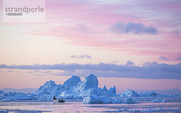 Einsamer Fischer zwischen Eisbergen  Ilulissat  Grönland
