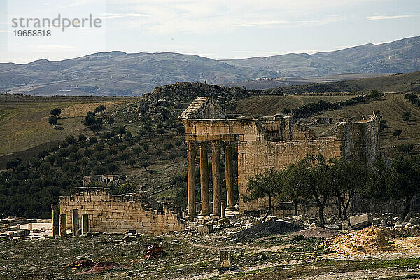 Die üppige Landschaft rund um das römische Kapitol in Dougga (Thugga)  ein UNESCO-Weltkulturerbe  die am besten erhaltene römische Stadt in Nordafrika.