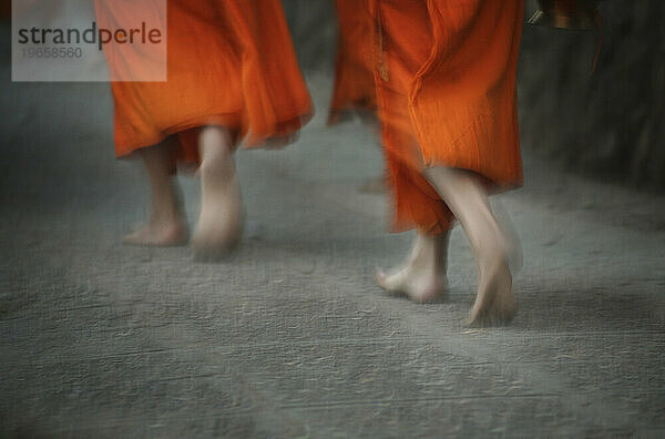 Zwei buddhistische Mönche gehen durch die Straßen von Luong Probang  Laos. (Bewegungsunschärfe)