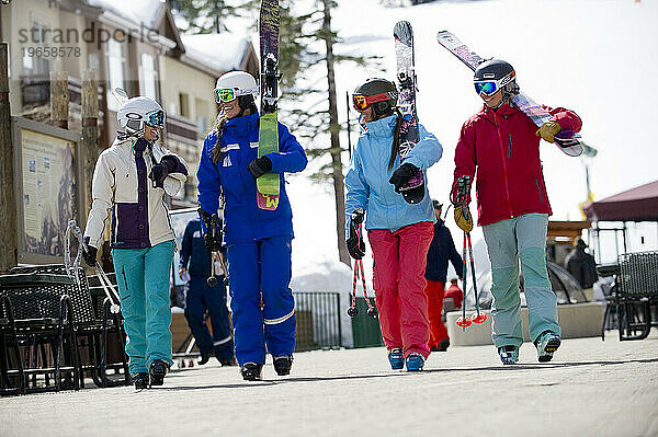 Eine Gruppe von Skifahrern geht mit ihrem Skilehrer im Dorf Kirkwood Mountain Resort in Kirkwood  Kalifornien  spazieren.