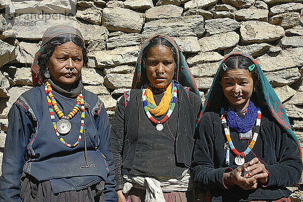 Thakuri-Frauen posieren für die Kamera im abgelegenen Dorf Thumkot in Humla  Westnepal.