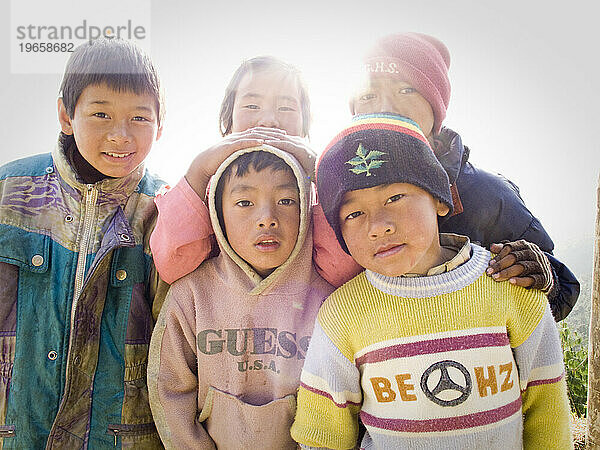 Eine Gruppe nepalesischer Kinder blickt auf dem Helambu-Rundwanderweg in Nepal in die Kamera.