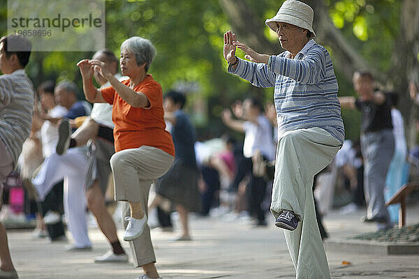 Ältere Frauen üben Tai Chi im Fuxing Park in Shanghai  China.