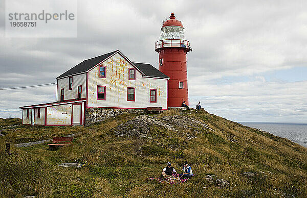 Ein Paar auf einer Wiese an einem Leuchtturm in Ferryland  Neufundland  Kanada.