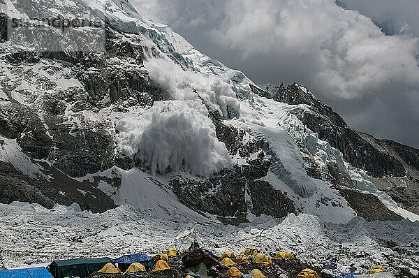Eine Lawine rast die Westhänge des Nuptse hinunter und in Richtung Basislager am Mount Everest in Nepal