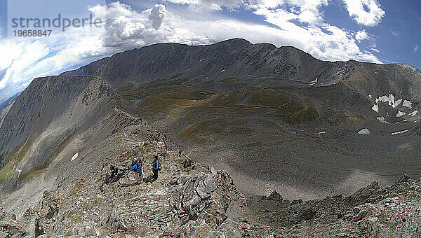 Zwei Frauen erklimmen einen Berg in Colorado.