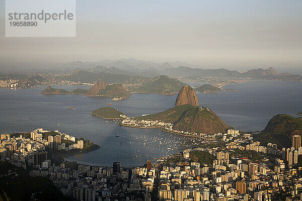 Blick auf den Pao Acucar oder Zuckerhut und die Bucht von Botafogo  Rio de Janeiro  Brasilien.