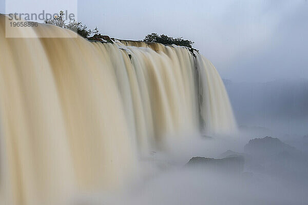 Schöne Aussicht auf die Wasserfälle der Iguassu-Wasserfälle bei Sonnenuntergang