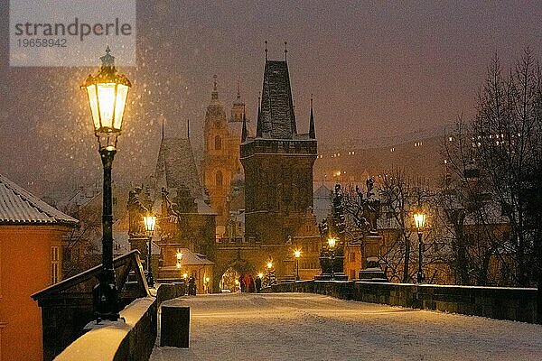 Winterdämmerung in Prag  Schnee  niemand  Lichter an  Karlsbrücke