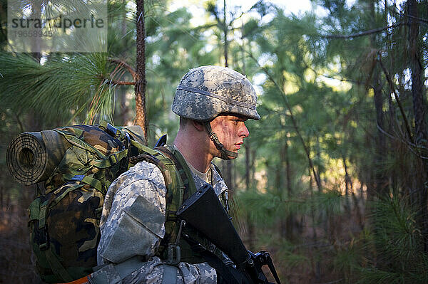 Ein Soldat patrouilliert während einer Feldübung durch den Wald.