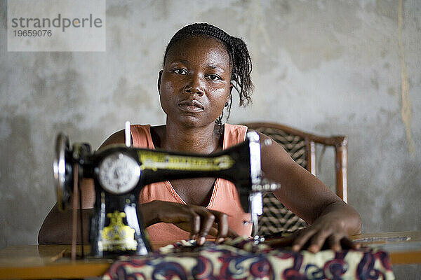 Liberianische Frau lernt Nähen