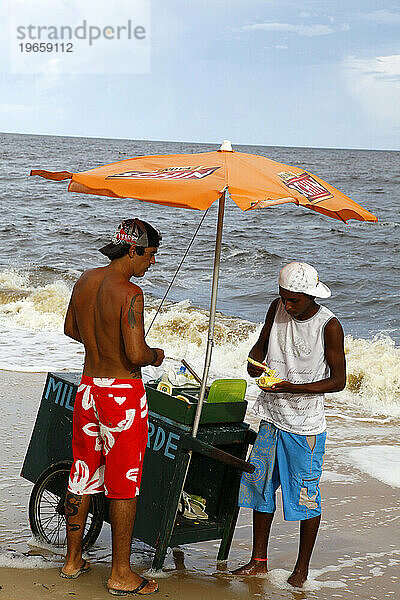 Stand mit gekochtem Mais am Strand von Taperapua  wenige Kilometer nördlich von Porto Seguro  Bahia  Brasilien