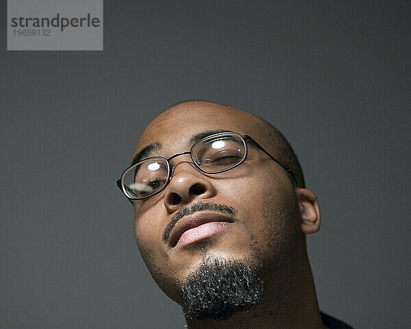 Porträt eines jungen afroamerikanischen Mannes mit Brille.