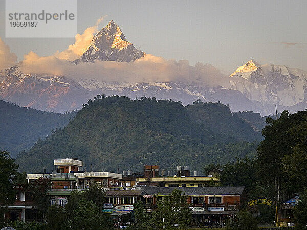 Machhapuchhare-Gipfel erhebt sich über Pokhara  Nepal.