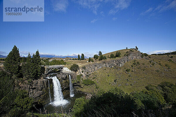 Ein Wasserfall unter klarem Himmel.