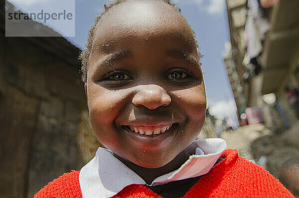 Kind in Kenia mit einem großen Lächeln