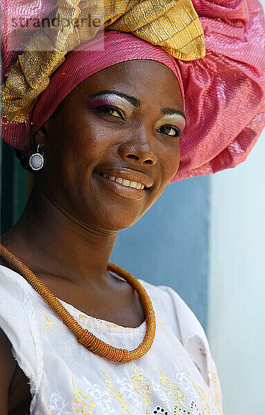 Porträt einer bahianischen Frau in traditioneller Kleidung im Stadtteil Pelourinho  Salvador  Bahia  Brasilien.