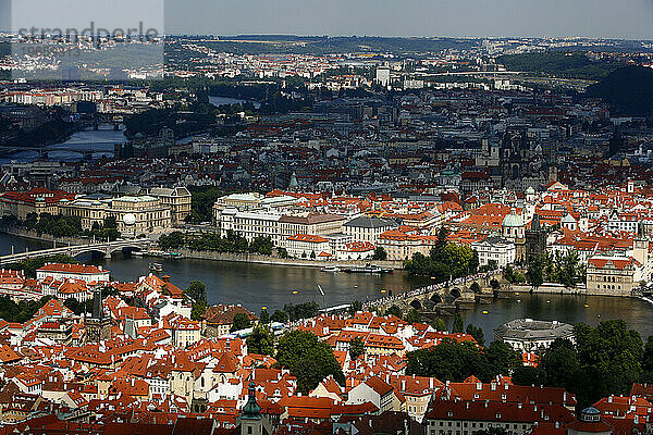 Blick über die Karlsbrücke und Stare Mesto vom Petrín-Hügel  Prag  Tschechische Republik.