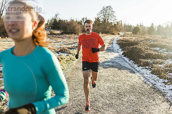 Mann und Frau joggen im Discovery Park  Seattle  Washington State  USA