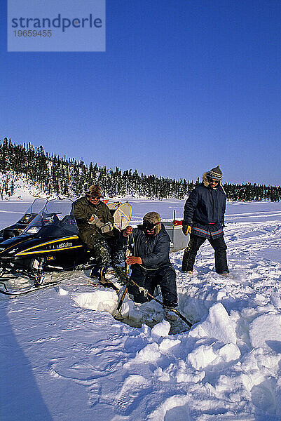 Jäger und Fischer der Cree-Indianer fangen eine Seeforelle aus  Ungava  Quebec.