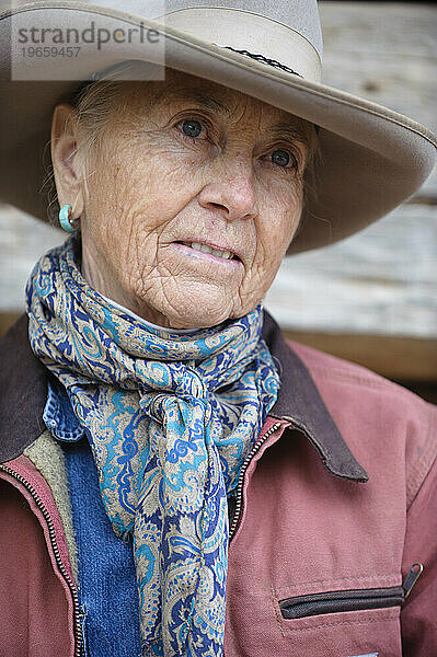 Rancherin Heidi Redd bereitet sich auf den Ausritt vor  neben dem Canyonlands NP  UT.