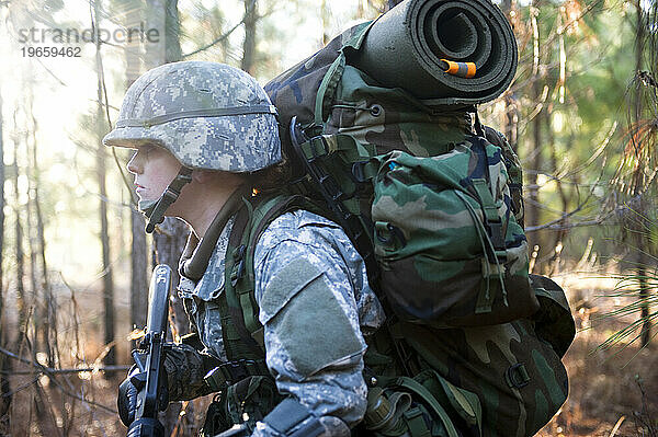 Ein Soldat patrouilliert während einer Feldübung durch den Wald.