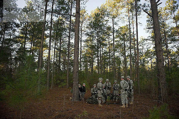 Soldaten hören sich einen Einsatzbefehl an  bevor sie während einer Feldübung zum Einsatz aufbrechen.
