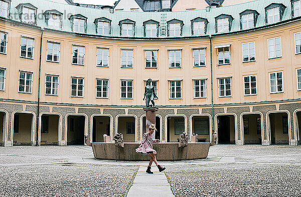 Mädchen tanzen vor einem wunderschönen Gebäude in Gamla Stan  Stockholm