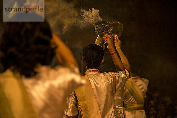 Hinduistische Priester verbrennen Weihrauch während Ganga Aarti im Dashaswamedh Ghat  Varanasi  Uttar Pradesh  Indien