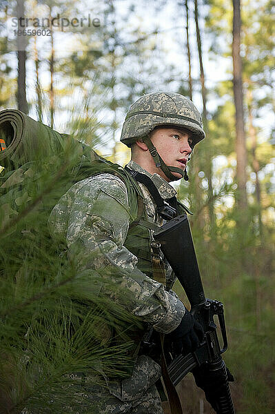 Ein Soldat patrouilliert während einer Feldübung durch den Wald.