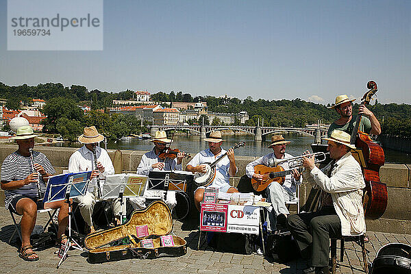 Musikkapelle spielt auf der Karlsbrücke  Prag  Tschechische Republik.