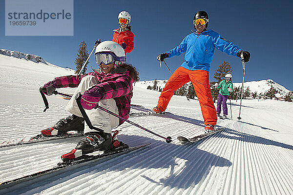 Eine Familie  die gemeinsam Spaß beim Skifahren in einem Skigebiet hat.