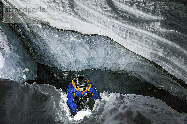 Erhöhte Ansicht eines Kletterers in einer Gletscherspalte