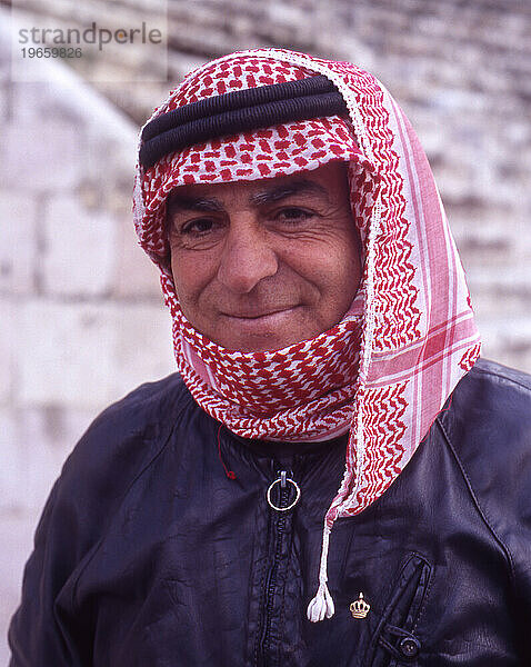 Porträt eines erwachsenen Mannes in traditioneller Kleidung  Jordanien  Naher Osten.