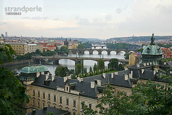 Blick auf die Moldau und die Brücken vom Letná-Hügel  Prag  Tschechische Republik.