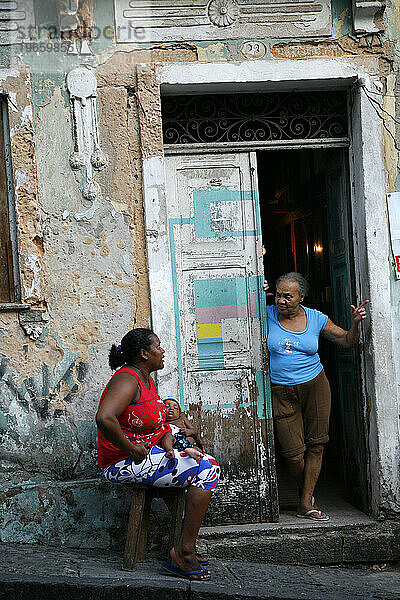 Menschen auf der Straße am Largo de Pelourinho  Salvador  Bahia  Brasilien.