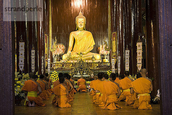 Eine Gruppe von Mönchen während einer Gebetsstunde