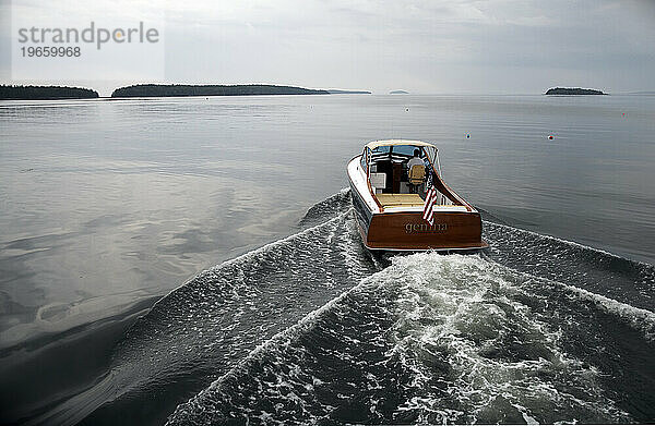 Bei ruhiger See steuert ein Motorboot die Heimat an.