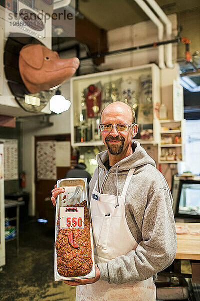 Ein Mann hält frisch gemahlene Chorizo ??auf dem Pike Place Market in Seattle  WA.