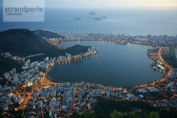 Blick auf den See Lagoa Rodrigo de Freitas  Rio de Janeiro  Brasilien.