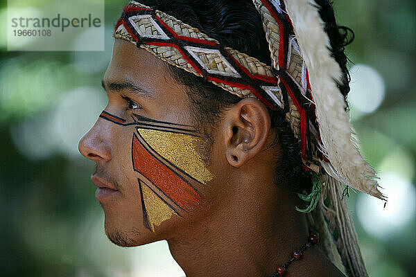 Porträt eines Pataxo-Indianers im Reserva Indigena da Jaqueira in der Nähe von Porto Seguro  Bahia  Brasilien.