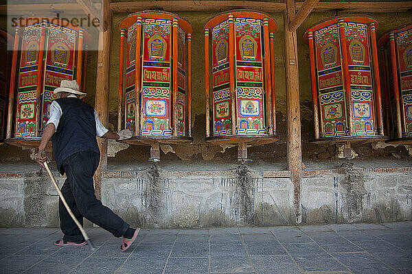 Gebetsmühlen im Kloster Labrang in Xiahe  Gansu  China.