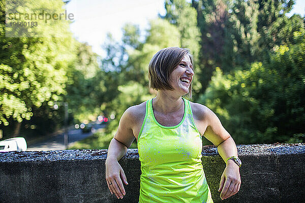 Läuferin lacht  während sie beim Joggen in Seattle  Washington State  USA  eine Pause macht