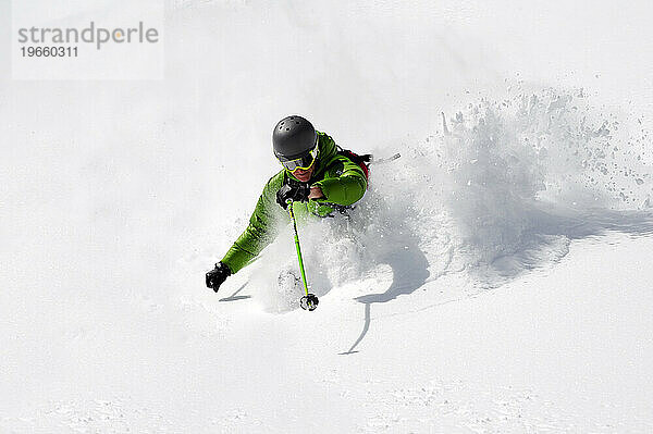 Ein Mann beim Skifahren an einem Powder-Tag in einem Bergresort in der Nähe von South Lake Tahoe  Kalifornien.